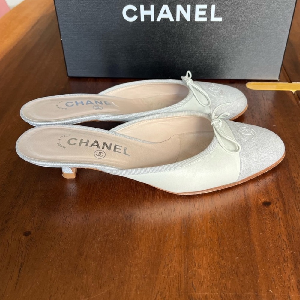 Pale blue lambskin Chanel ballet mule heel silver toe cap - Picture 11 of 12
